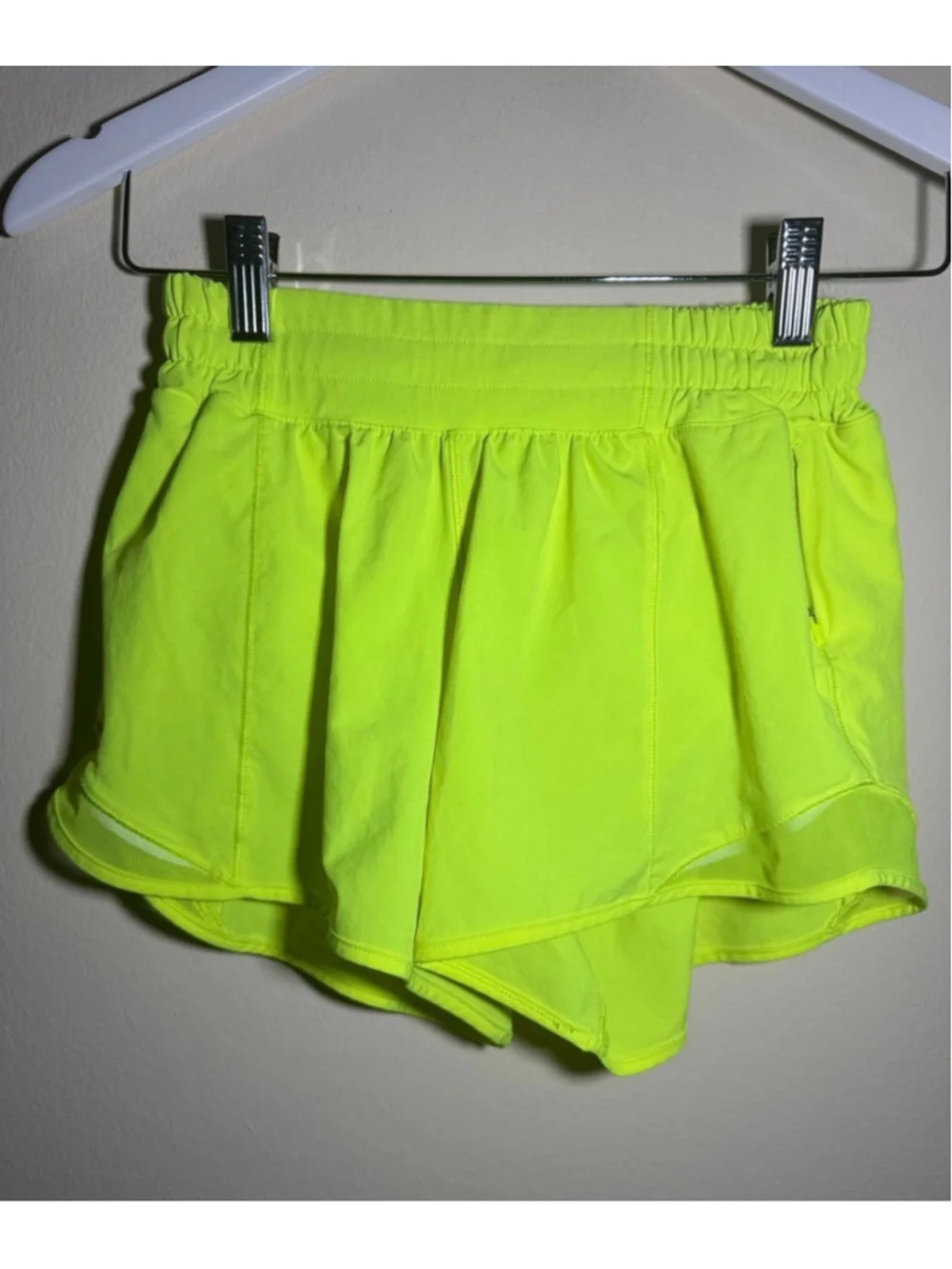 Lululemon Hotty Hot Athletic Shorts in Neon Yellow Sz 4